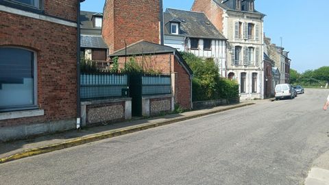 Maison 89m², 2 chambres,2 salles de bains, 1 cour.
