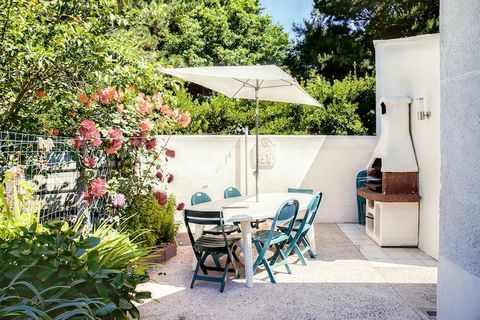 Een optioneel pakket voor nutsvoorzieningen en servicekosten van EUR 100,00 wordt vóór uw aankomst in rekening gebracht. Details worden hieronder gegeven. Dit ruime vakantiehuis met 5 slaapkamers in Pénestin biedt plaats aan maximaal 10 gasten en is ...