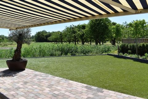 Luxe midden in de natuur Deze villa in Bosrijk is een ruim en smaakvol ingericht toevluchtsoord, verscholen aan de rand van het Horsterwold. Met zijn uitnodigende gashaard, vloerverwarming en open woon- en eetkamer straalt de villa warmte en eleganti...