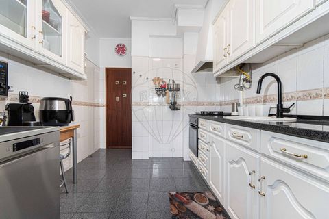 Apartamento T3 com Excelente Luminosidade no Forte da Casa Este apartamento de 4 assoalhadas, com 86m² de área bruta, situa-se no 3.º andar de um prédio sem elevador, numa zona central e muito procurada do Forte da Casa. Com divisões amplas e bem dis...