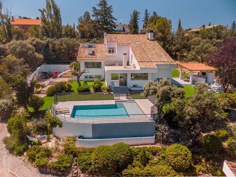 En una de las zonas más distinguidas de Las Rozas, a escasos pasos del prestigioso Club de Golf, se alza esta majestuosa villa que combina a la perfección arquitectura, confort y tecnología, en un entorno privado y natural. Distribuida en tres planta...