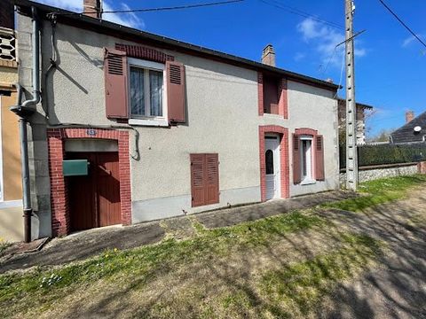 NOGENT-sur-VERNISSON avec commerces, écoles et gare SNCF vers Paris à pied Maison de village comprenant de plain-pied : entrée dans le séjour, cuisine aménagée et équipée. A l'étage : palier desservant deux chambres, une salle d'eau et wc. Chauffage ...