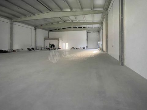 Armazém para venda em São Martinho, Santo Tirso. Pavilhão novo, rodeado de zona ajardinada, estacionamento e arruamento com rotunda para manobras de veículos de grandes dimensões. Acesso privilegiado à VIM com ligação a Vizela e Guimarães. Localiza-s...