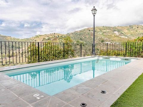 Esta preciosa casa de campo en España cuenta con unas bonitas vistas al campo de Torrox y al mar, se encuentra a 8 km del centro del pueblo y a 12 km de la costa. Entrando por la cancela de acceso privado ofrece la posibilidad de aparcamiento de form...