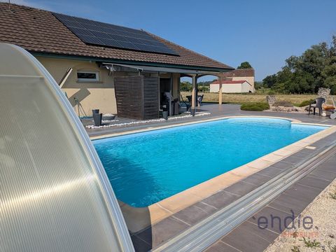 À vendre, maison de plain-pied construite en 2007, offrant de très belles prestations et un cadre de vie très agréable sur un terrain clos et arboré de plus de 1 900 m². très belle surface habitable, composée de : 4 chambres spacieuses avec placards,...