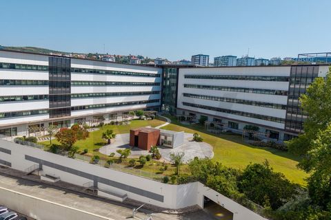 Si vous cherchez un espace pour installer votre entreprise, découvrez cette option au 3e étage d'un immeuble contemporain et 100 % fonctionnel. À Carnaxide, près de la sortie Linda-a-Velha, vous disposez de 135 m² à utiliser tels quels ou à adapter à...