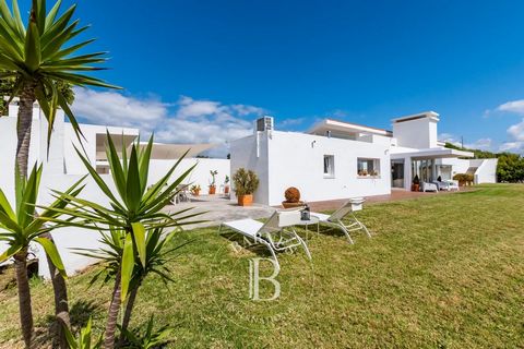 Contemporary 4-bedroom villa in Torres Vedras, about 15 minutes from the region's beaches and an hour from Lisbon. Designed for the current owner with noble materials and good finishes, it has a great social area and stunning views of the surrounding...
