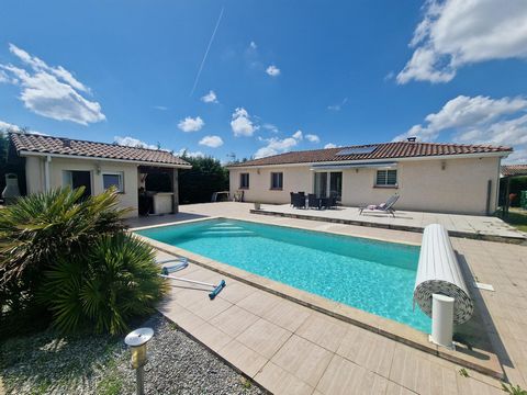 Maison de 125 M2 implanté sur un terrain de 1200 M2 proche des commodités avec piscine et pool house.