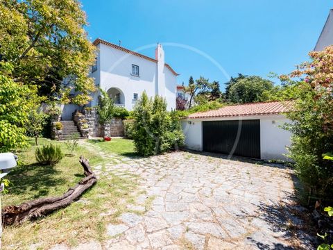 Este fabuloso apartamento está localizado no último andar de uma moradia, com um jardim privado e uma garagem para dois carros. O apartamento, tem imensa luz natural, sala de estar e sala de jantar com vista para o mar e pequeno terraço. Dois quartos...