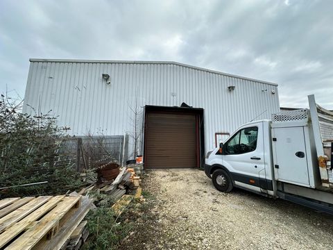 Bâtiment de stockage avec parking + bureau