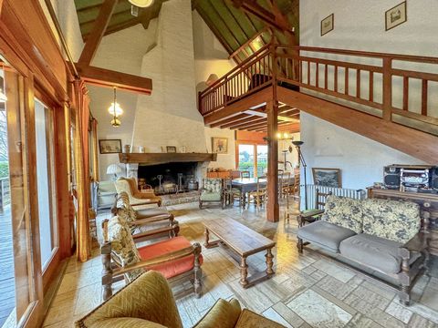 Vrijstaand huis in de buurt van het meer van AnnecyAan de oevers van het meer van Annecy, vrijstaand huis met ruime accommodatie op een niet-bebouwbaar perceel van 8110 m2. Rustige, natuurlijke omgeving. Op tuinniveau: entree, grote kamer, garage van...