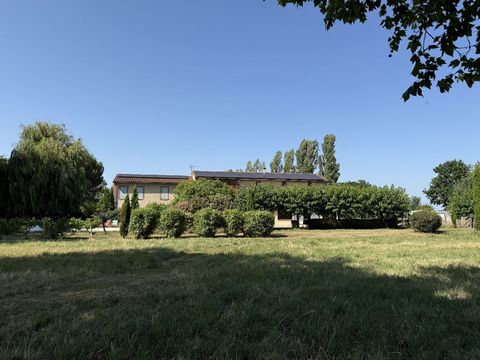 Longère rénovée, gîtes, face aux Pyrénées