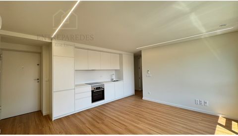 2 bedroom flat with garage for sale in Jardim da Arca d'Água - Porto. On the top floor of the building, just above the flat, there is a large storage room with pre-installed plumbing and independent electrical panel. This space offers great potential...