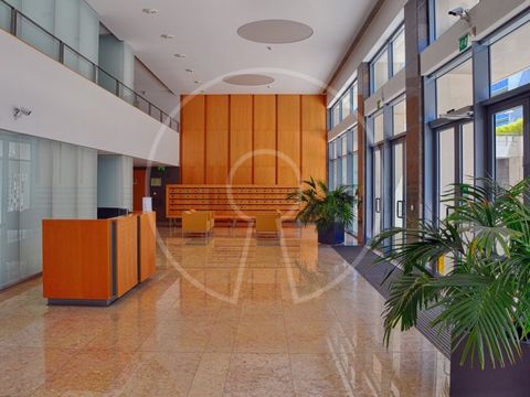 Escritório no 12º andar de edifício de referência no Parque das Nações em localização Premium. O escritório situa-se num edifício moderno só de escritórios com portaria na recepção. Excelente oportunidade para investir dada a localização, acessos exc...
