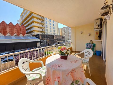 We present you a beautiful apartment located on the beach of Gandia, just a few meters from the shore, where you can enjoy the sound of the waves, the sea breeze and incredible views from the comfort of your home. This apartment has an excellent nort...