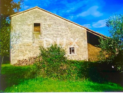 Location: Istarska županija, Cerovlje, Draguć. ISTRA, DRAGUĆ - house with a large garden! OPPORTUNITY! An old house with a direct view of Draguć, a medieval town that is called the Hollywood of Istria because of the series of films that were filmed t...