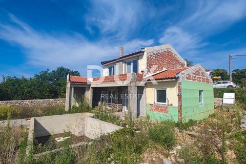 Location: Primorsko-goranska županija, Krk, Linardići. ISLAND OF KRK, wider area of the city of Krk - House with a pool in the Rohbau phase Detached house 130 m2 in the Rohbau phase, with a garden of 740 m2 and a swimming pool. The house consists of ...