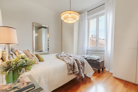 Niché au cœur des anciens remparts de Lucques, ce luxueux penthouse situé au troisième étage offre un mélange rare de charme historique et de sophistication moderne. Baigné de lumière naturelle, il offre une vue imprenable sur la Piazza Napoleone et ...