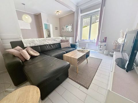In a preserved setting, in the heart of Beausoleil, this superb 3-room apartment is located in a bourgeois building from the early 20th century, fully renovated. A rare living environment, just steps from Monaco. Features: Bright living room, Separat...