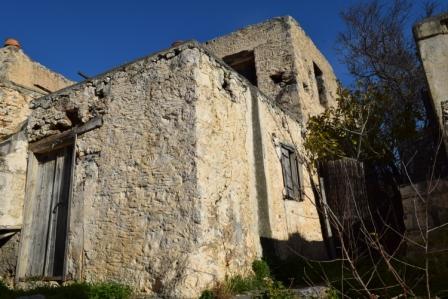 Stavrochori Maison ancienne de 100m2 à rénover. La propriété est sur deux étages et se compose de 5 chambres au total. La propriété est située sur un terrain de 70m2. Il bénéficie d'une vue sur la mer et les montagnes et l'eau et l'électricité peuven...