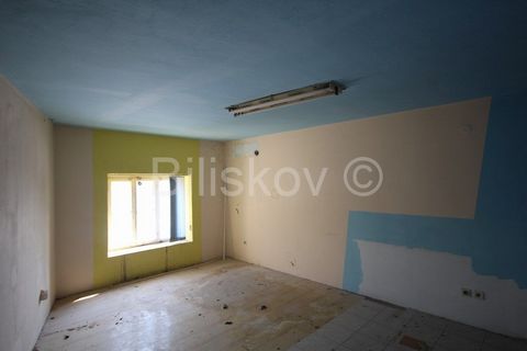 Kaštela, Kaštel Novi, office space of approx. 100 m2 for various purposes, on the first floor of a residential building. Complete renovation is required; floors, walls… It consists of several separate rooms and a bathroom. Suitable for various types ...