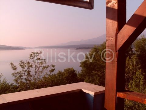 Vrlika, we are selling an apartment house divided into five units with a total area of 600m2 on a plot of 800m2, with a beautiful view of Peručko Lake. It consists of 6 apartments with 8 bedrooms, tavern, kitchen and reception. Each apartment has a t...