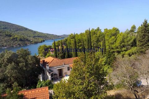 EXCLUSIVE SALE OF THE AGENCY! Spacious three-storey house for sale near Vela Luka, situated at quiet cove first row to the sea. House is surrounded by greenery and gives beautiful panoramic view to the sea and surroundings. It consists of 4 apartment...