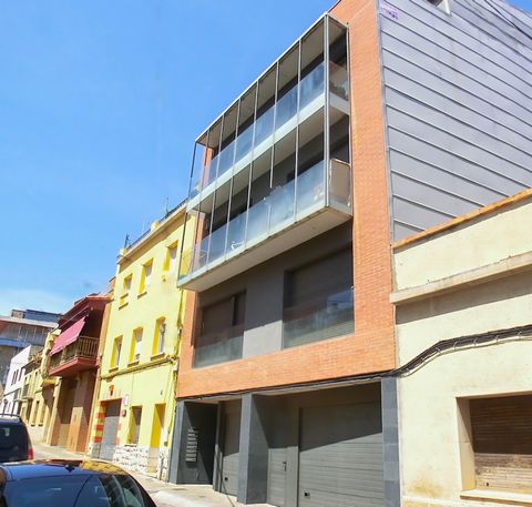 Immeuble, à Figueres Centro, avec rez-de-chaussée avec terrasse et PK privé, 4 étages avec 2 chambres, une avec une grande terrasse, deux duplex avec de grandes terrasses. 6 places de Pk, finitions modernes, de qualité et durables.Tous les appartemen...