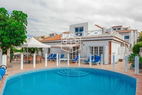 This wonderful large detached villa with heated swimming pool has been built on a plot of approximately 350 m2, located in a quiet residential area of Callao Salvaje.  The villa consists of two floors and a basement with additional flat. On the groun...