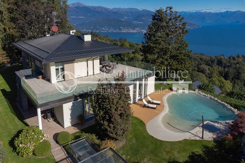Exklusive Luxusvilla zu verkaufen, im modernen Stil mit Swimmingpool und Panoramablick auf den Lago Maggiore, die Alpen und mit Blick auf die bekannte Stadt Stresa. Auf den Hügeln hinter Stresa gelegen, mit herrlichem Blick auf den See und umgeben vo...