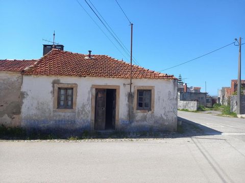 Old house and annexes in a land of 170 m2 - Aljubarrota, Alcobaça Renovation project with central location in the village of Chãos, Aljubarrota, Nazaré beach only 25 minutes away, hour and a half from Lisbon and 10 minutes to the city of Alcobaça. Ho...
