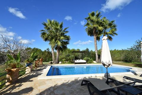 Esta encantadora casa de campo tiene una ubicación central, ¡justo en el núcleo de la isla de Ibiza! La casa de campo está situada en una zona tranquila, a tan solo 3 km de distancia del pueblo de San Rafael y a 10 km de la ciudad de Ibiza. La casa e...