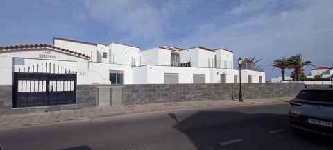 Investment opportunity. Located on the second line to the sea, in front of Punta Elena beach, in one of the most beautiful areas of Corralejo, this complex has 6 apartments, with 3 or 4 bedrooms, on two floors. All the houses have independent entranc...