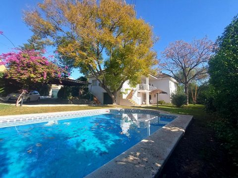 Amplio chalet en una gran parcela de 1185 m2 en excelente estado. La casa está construida en dos niveles y tiene dos porches que dan acceso al hermoso jardín y a la piscina de 12 m. x 6 m. Esta cómoda y luminosa propiedad en las afueras de Sevilla le...