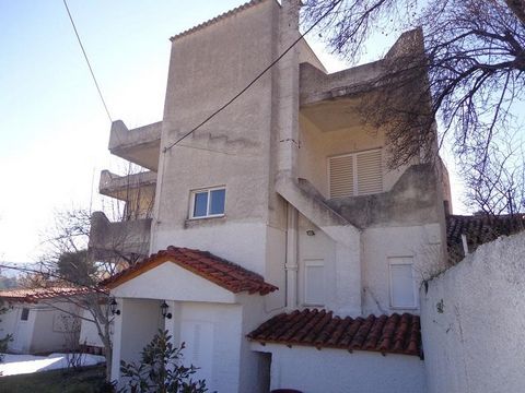 Zu verkaufen eine Wohnung von 137.54 qm. im ersten Stock eines zweistöckigen Gebäudes auf einem Grundstück von 331 qm, befindet sich in Vilia, Attika, innerhalb der genehmigten Planstadt der Gemeinde Vilia, früher die Gemeinde Eidyllias an der Epiru ...