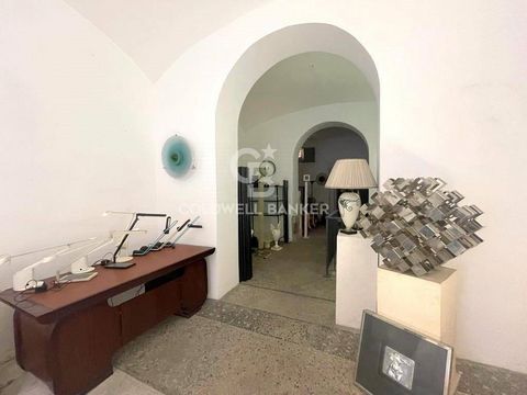 In the Monti district, via Palermo we offer for sale commercial space on the ground floor with access from a window door on the street. The rooms have ceilings more than 5 meters high, there is also a comfortable under the shop in the basement. The s...