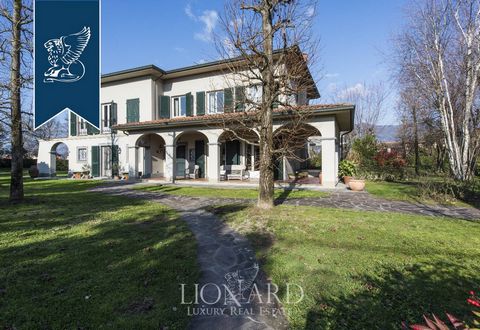 In Capannori, a town in Lucca's gorgeous countryside, there is this lovely luxury villa for sale. This property consists of the main villa, which sprawls over roughly 400 m², and a staggering swimming pool in the outside area. This area comprise...