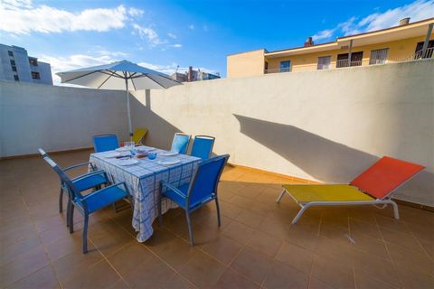 Het moderne appartement ligt in Rosas, een Spaanse leefgemeenschap in de provincie Gerona, Catalonia. Rosas ligt aan de Costa Brava, aan de noordkust van de Golf van Rosas, ten zuiden van Cape Creus. Het ligt slechts 150 meter van het zandstrand, 1.9...