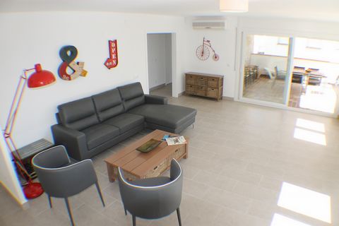 Cette villa confortable avec vue sur le jardin est située à Rosas, Costa Brava, dans la province de Gérone, en Catalogne. Rosas est située sur la côte nord du golfe de Roses, au sud du Cap Creus. Le logement fait partie d'un quartier axé sur la famil...