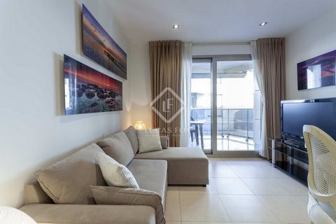 This wonderful apartment is located on the beachfront in La Patacona, Valencia. It enjoys abundant natural light and a terrace with fantastic sea views. In addition, the property is in very good condition, with very good quality furniture and decorat...