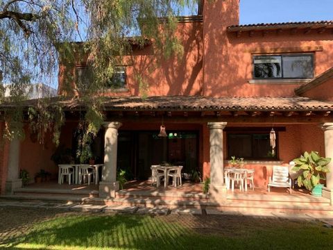 Very spacious house for sale with garden and option to 4th recen Jurica Queretaro. VO22-520RF Nice and spacious house in quiet and safe street, surrounded by trees and vegetation. Design of Arch. Jose Luis Becerra, Mexican colonial style, with quarry...