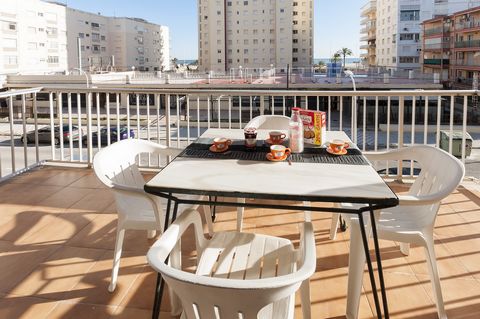 Behagliches Apartment in 2ter Linie zum Strand in Playa de Gandia, 6 Personen können sich hier, bei einem Familienurlaub, erholen. Starten Sie den Tag mit einem ausgiebigen Frühstück und genießen Sie die ersten Sonnenstahlen auf der privaten, möblier...