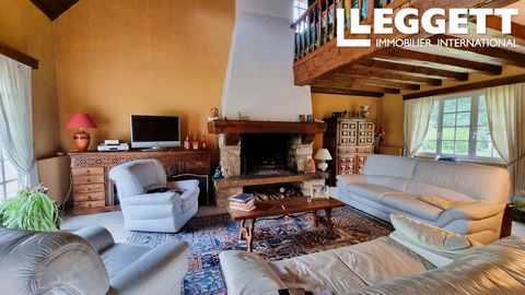 A12715 - Leggett Immobilier offers you this magnificent Villa from the 70s lying on its 1.7ha of park in the immediate proximity of Paris. The environment is enchanting, 12,000 white, yellow and orange narcissus bulbs decorate the wooded park on whic...