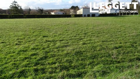 A17822 - Flat, well exposed and bordered land for construction in a quiet village with amenities nearby and only 15 minutes from the town of Angoulême. Urbanism certificate and soil study carried out with water and electricity connections at the edge...