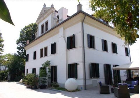 Court: Venice Procedure nr: 34/2019 Single Lot: Company composed, in addition to the real estate compendium (Villa Pampado in Malcontenta), of start-up, machinery, furniture and valuable furnishings, plants and equipment for the performance of hotel ...