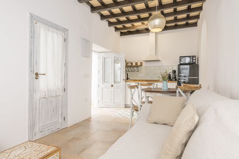 This wonderful house with all comforts welcomes 2 guests. Outside this magnificent property you will find a charming terrace which will be the ideal place to relax with a drink while sunbathing or to extend the evenings in the summer nights. The hous...