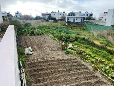 Makry Gialos, Südostkreta: Grundstück nur 100 Meter vom Meer entfernt. Das Grundstück ist 500m2 groß und kann ca. 240m2 bebauen. Wasser und Strom sind in der Nähe. Es hat einen einfachen Zugang und genießt Blick auf das Meer und die Berge. Schließlic...