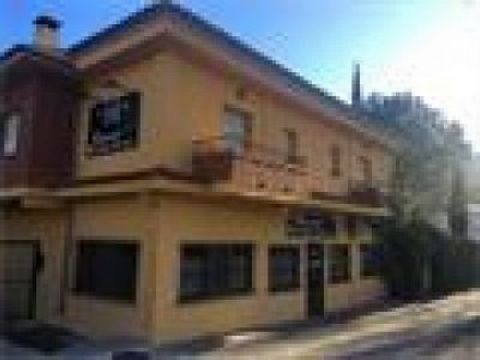 Hotel restaurant in the tourist village of Tivissa Very well located and in perfect condition Solar of 2700 square meters Garden area with pool Views to the mountains The restaurant with 300 square meters and the hostel of 200 square meters with eigh...