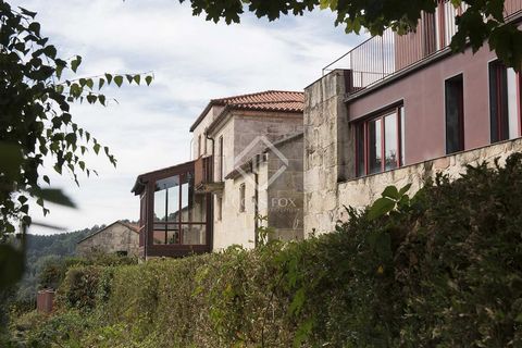 The property is completely private, tranquil and peaceful, overlooking the valley towards the Portuguese border and the mountains. It includes a little over 1 hectare of private land, a large Galician stately stone home and two small stone cottages. ...