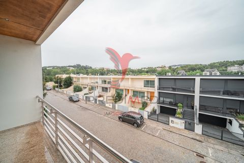 Excellente villa de 3+1 chambres située dans la belle ville de Guimarães. Cette propriété est en excellent état et possède une série de caractéristiques qui feront toute la différence dans votre vie. La cuisine est entièrement équipée, avec de grande...